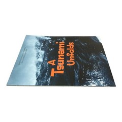 A TSUNAMI UNFOLDS 2016 Kimiko Kajik & Susan Korman Paperback 2016 VERY GOOD